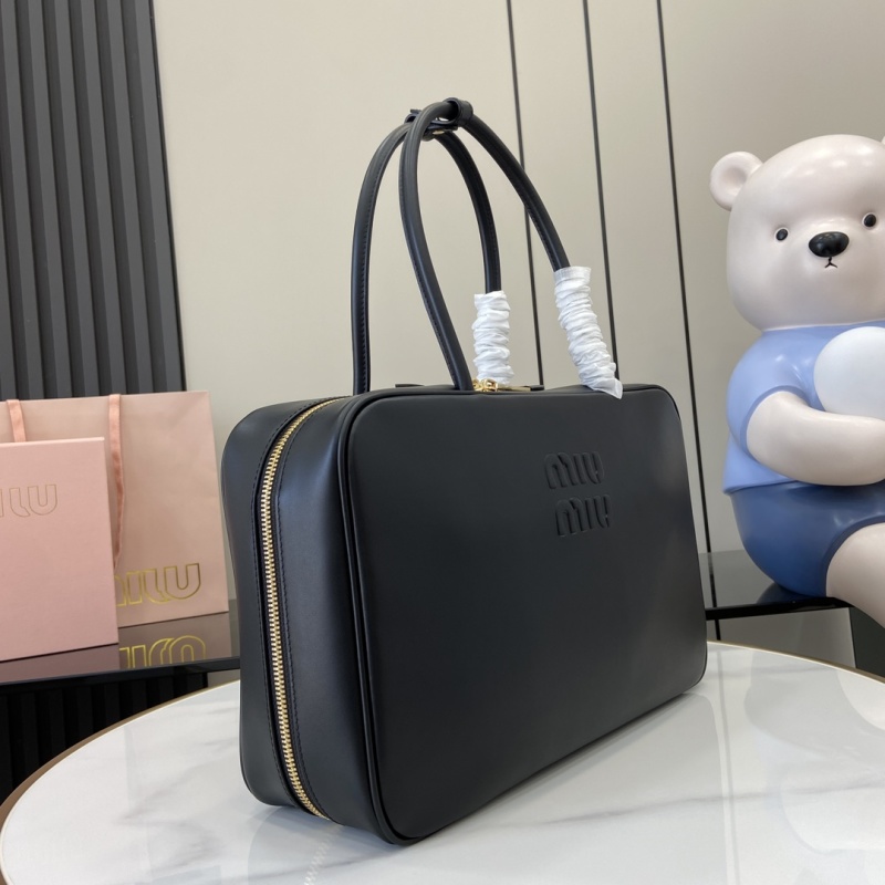 Черная сумка Miu Miu с ручками