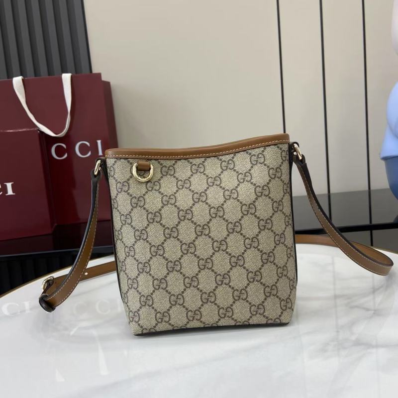 Сумка Gucci с монограммой и ремешком