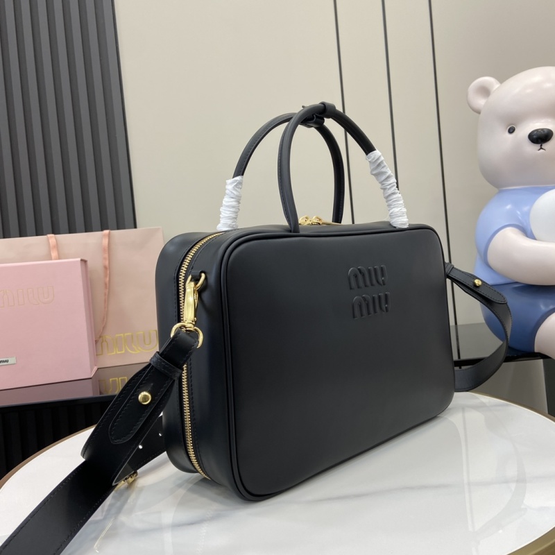 Черная сумка Miu Miu с логотипом