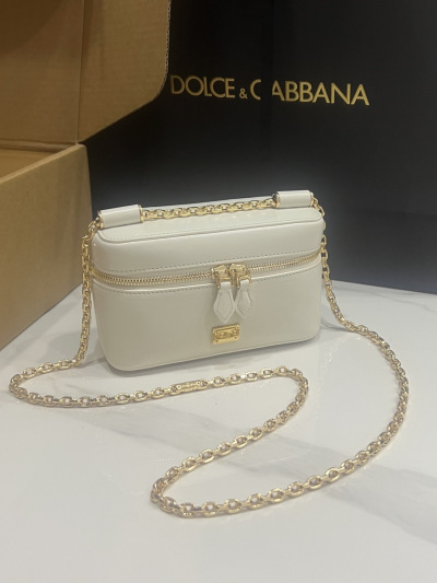 Косметичка Dolce & Gabbana белая с цепочкой