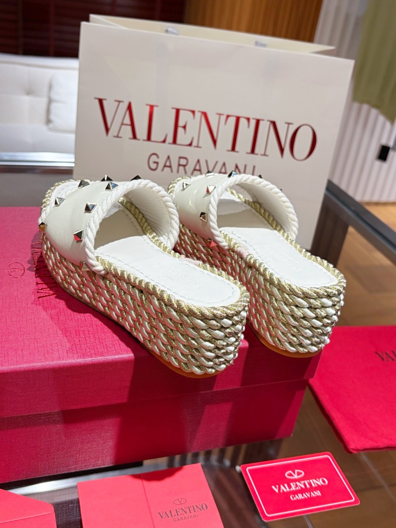 Женские босоножки Valentino Garavani на платформе с шипами