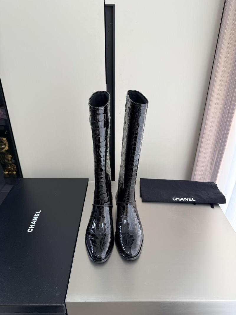 Женские сапоги Chanel с крокодиловой текстурой черного цвета