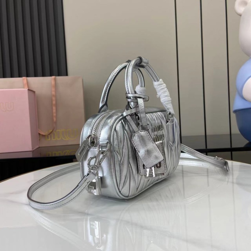 Сумка Miu Miu серебристая с ручкой