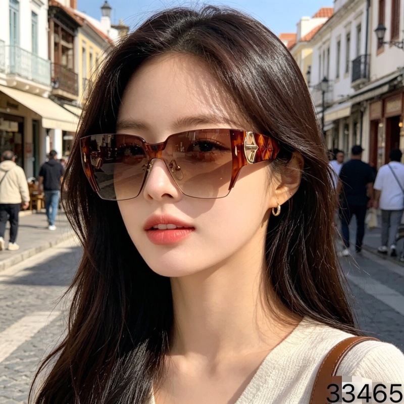 Стильные солнцезащитные очки с крупной черной оправой Dior