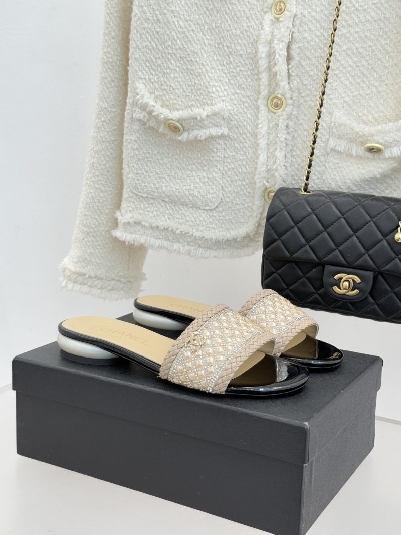 Женские мюли с жемчужным декором и стразами на каблуке Chanel