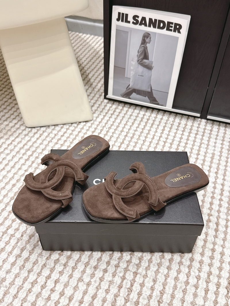 Чёрные замшевые мюли с логотипом Chanel