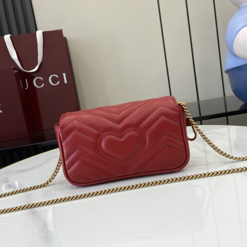 Красная сумка Gucci с цепочкой
