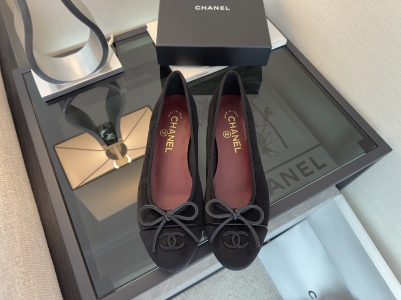Балетки Chanel с лентой и эмблемой