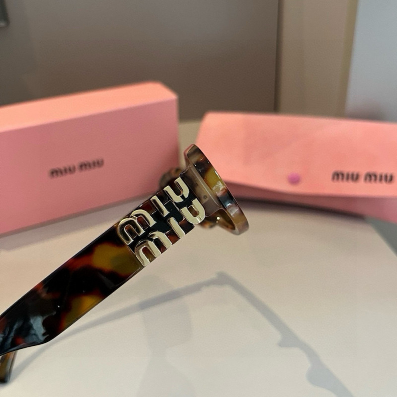 Солнцезащитные очки Miu Miu кошачий глаз