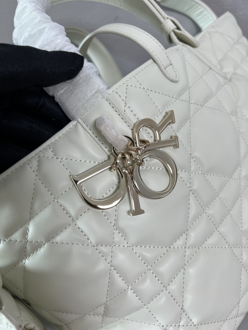 Белая женская сумка D.Toujours из кожи с золотой фурнитурой Dior