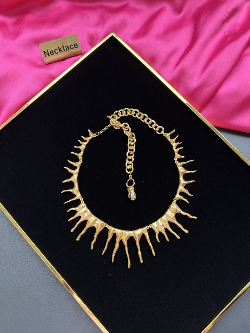 Золотистое колье с декоративными элементами Schiaparelli