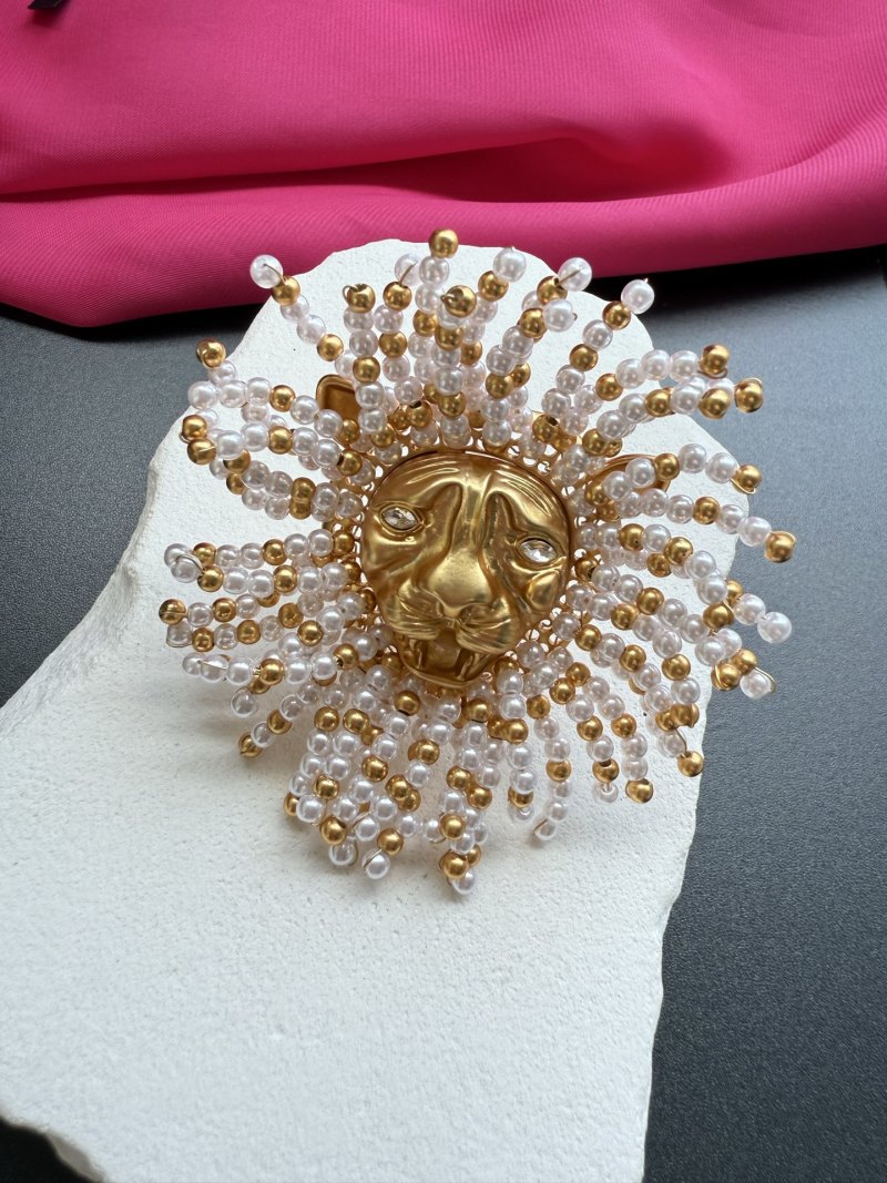Брошь с львом и бусинами Schiaparelli