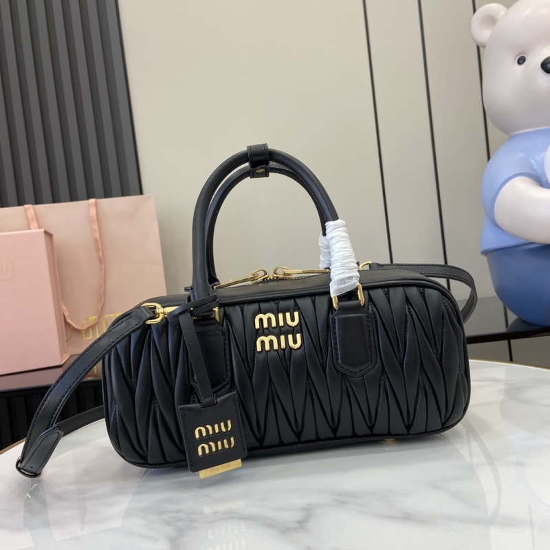 Черная сумка Miu Miu с золотым логотипом