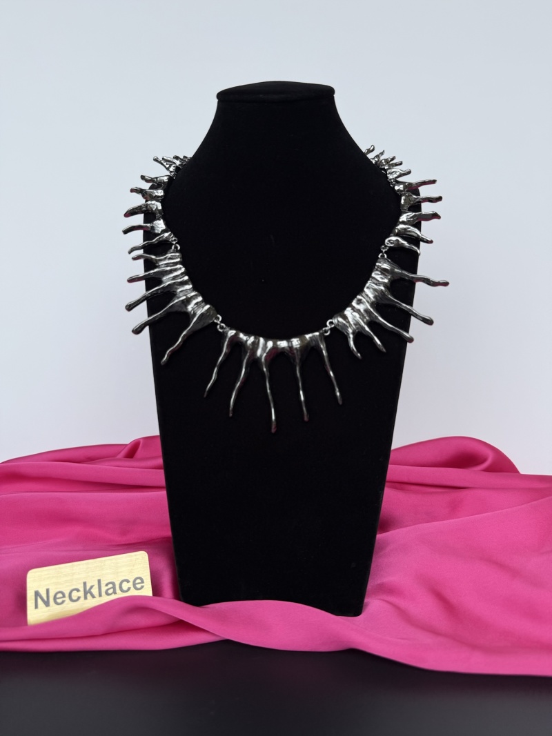 Незаурядное колье с металлическими элементами Schiaparelli