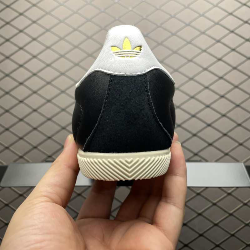 Мужские кроссовки чёрного цвета с белыми полосами Adidas