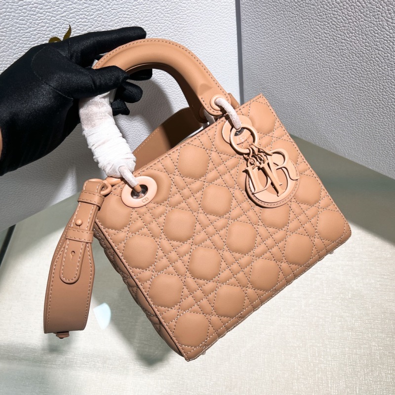 Женская кожаная сумка бежевого цвета с ручками и декором Dior
