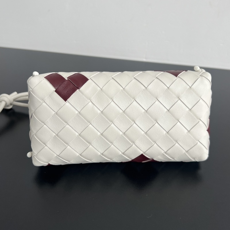 Сумка-клатч Bottega Veneta с плетением Intrecciato