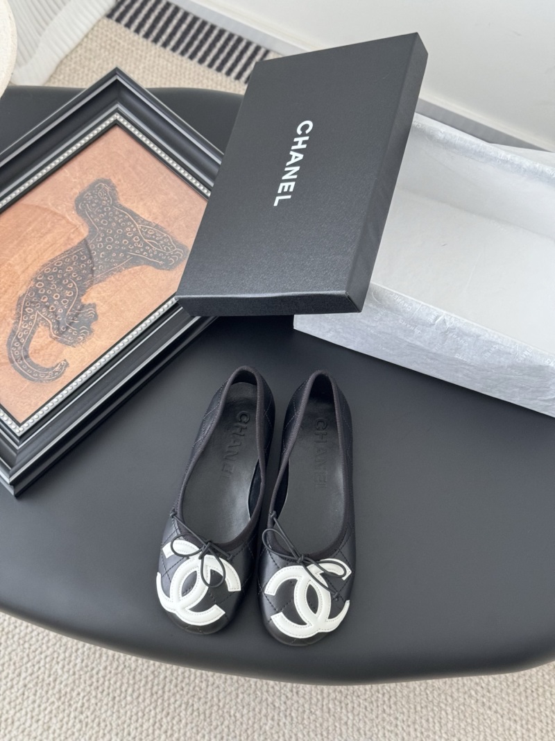 Черные балетки Chanel с логотипом