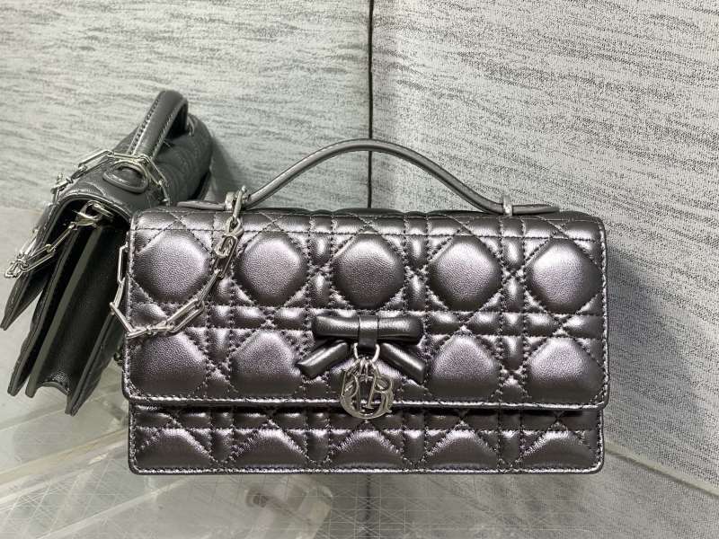 Черная сумка Dior с цепочкой и ручкой