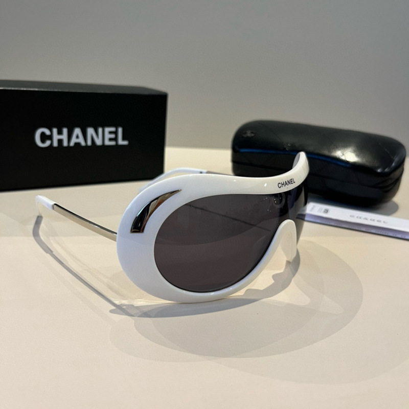 Стильные белые солнцезащитные очки в широкой оправе Chanel