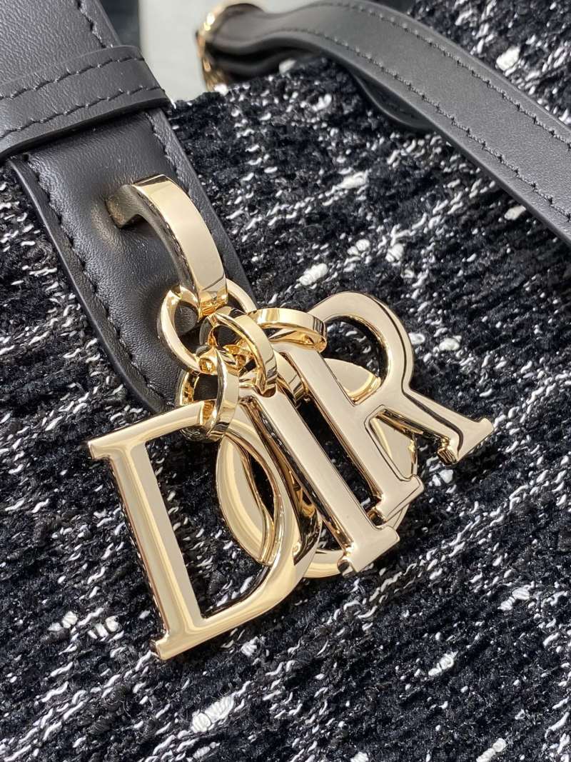 Сумка Dior с золотой фурнитурой и твидом