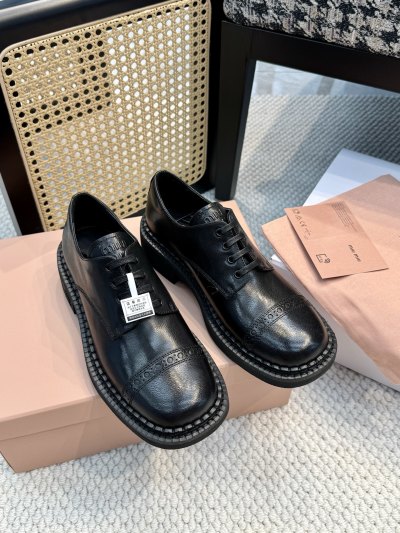Женские туфли Miu Miu, черные кожаные с шнуровкой и массивной подошвой