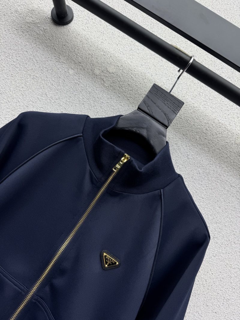 Спортивный костюм Prada с треугольным логотипом