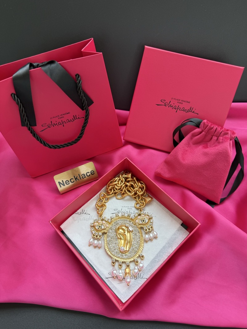 Нарядное колье с изображением стопы и бусинами Schiaparelli