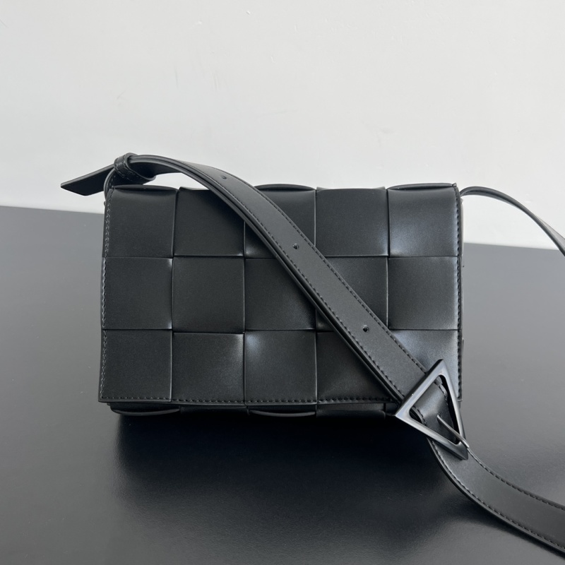 Черная сумка через плечо с плетеным дизайном Bottega Veneta
