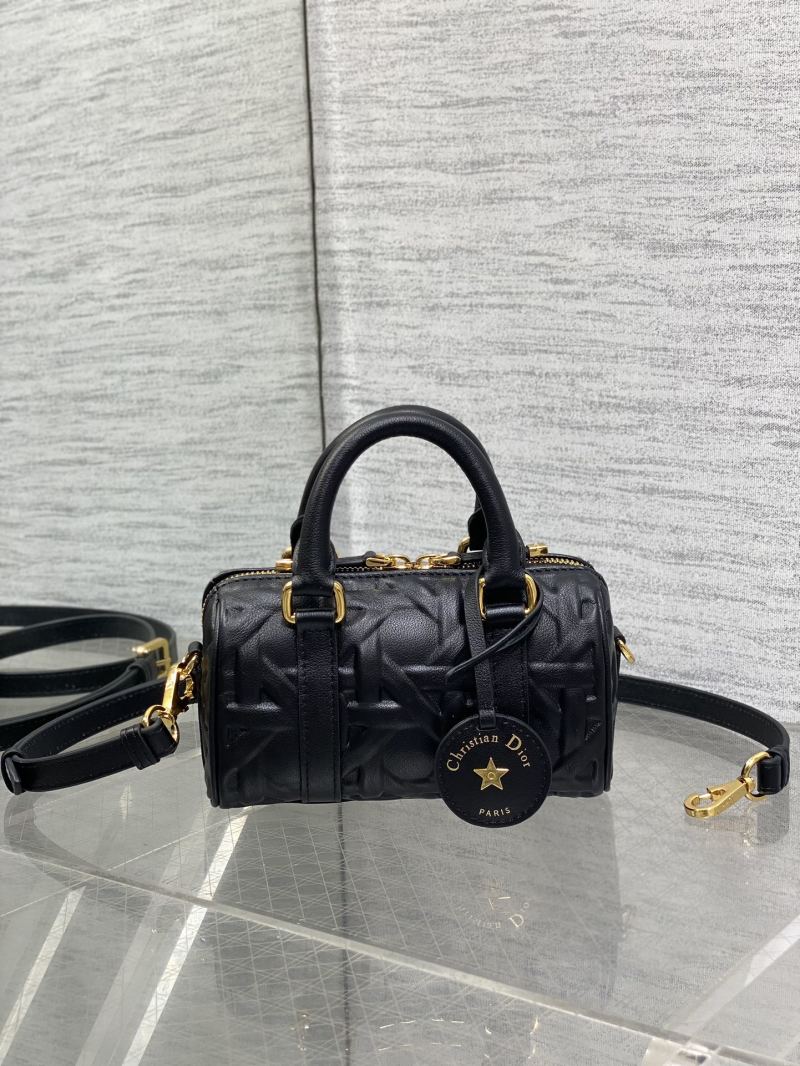 Черная сумка Dior с тиснением и звездой