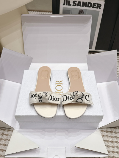 Женские шлёпанцы Dior с монограммой