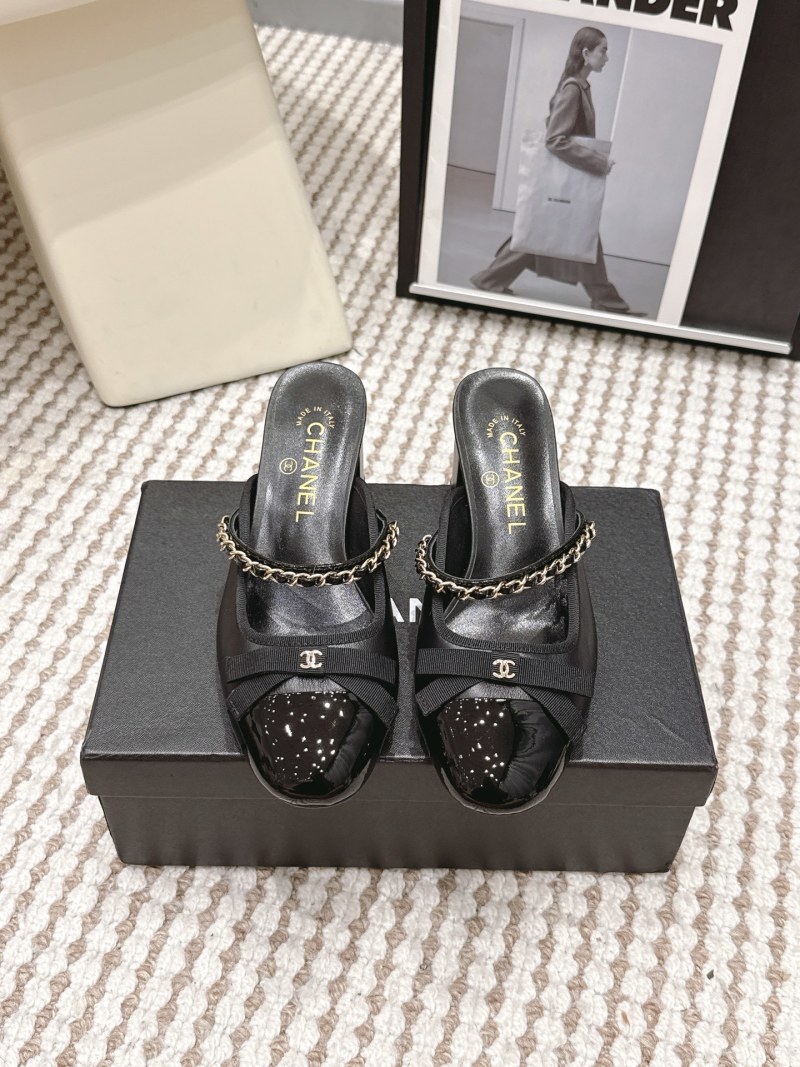 Черные мюли Chanel с золотой цепью
