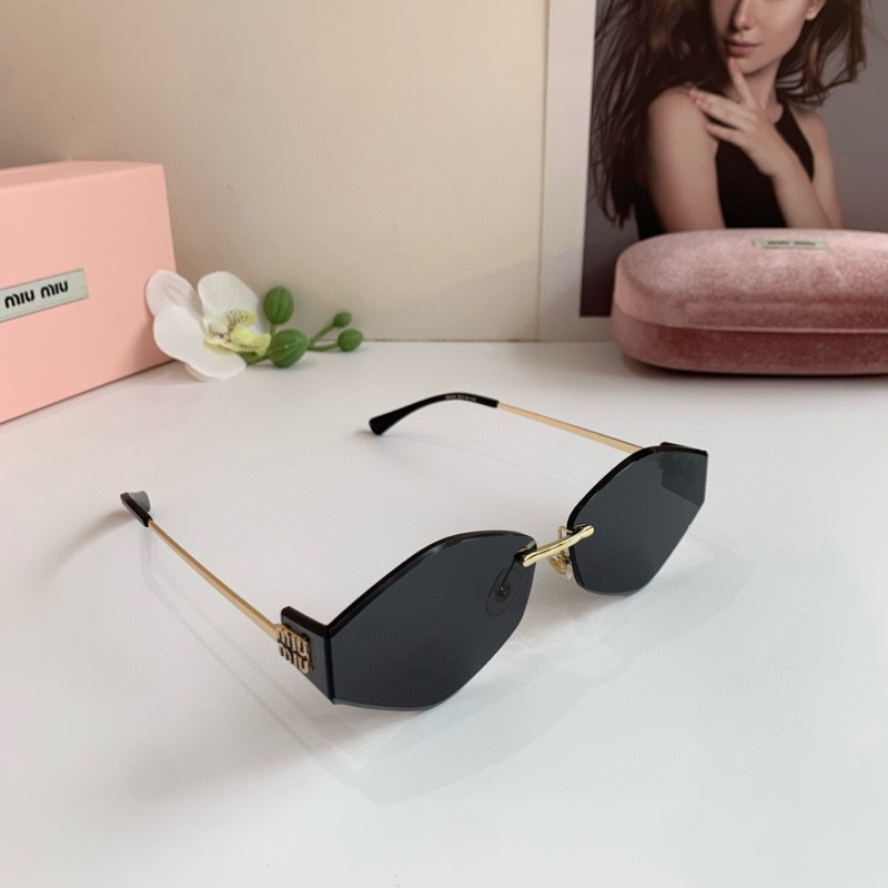 Солнцезащитные очки Miu Miu