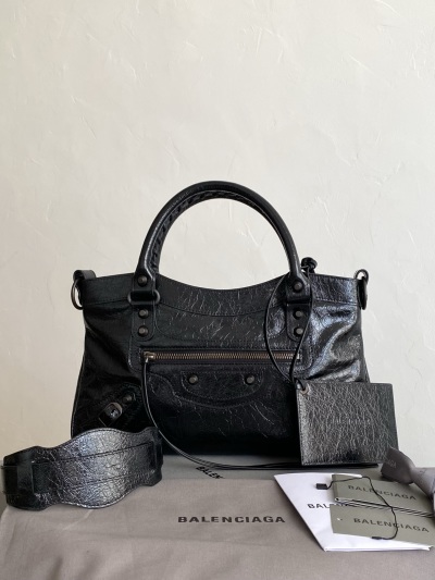 Черная сумка Balenciaga с коротким ремешком и зеркальным брелоком