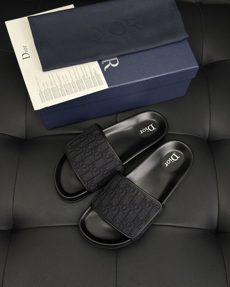 Стильные шлёпанцы Dior с логотипом