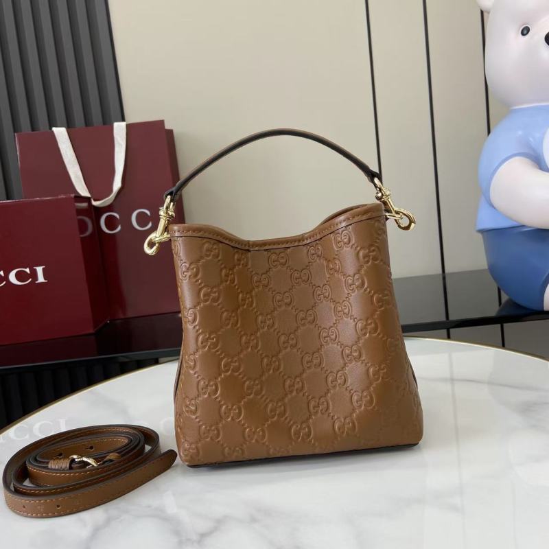 Сумка Gucci с тиснением GG
