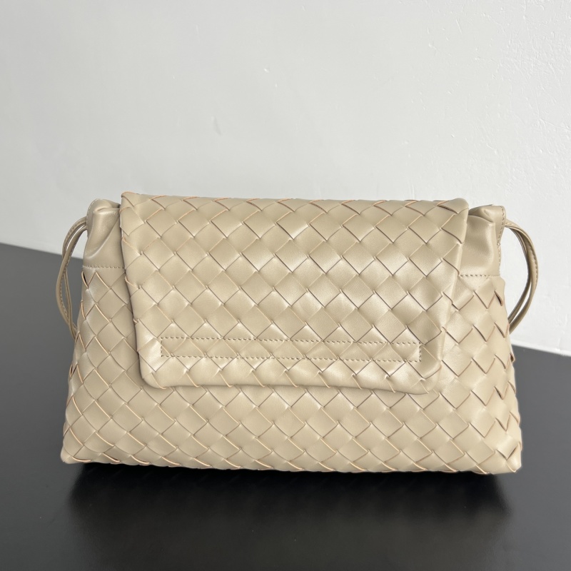 Сумка плетеная с клапаном и ремнем Bottega Veneta