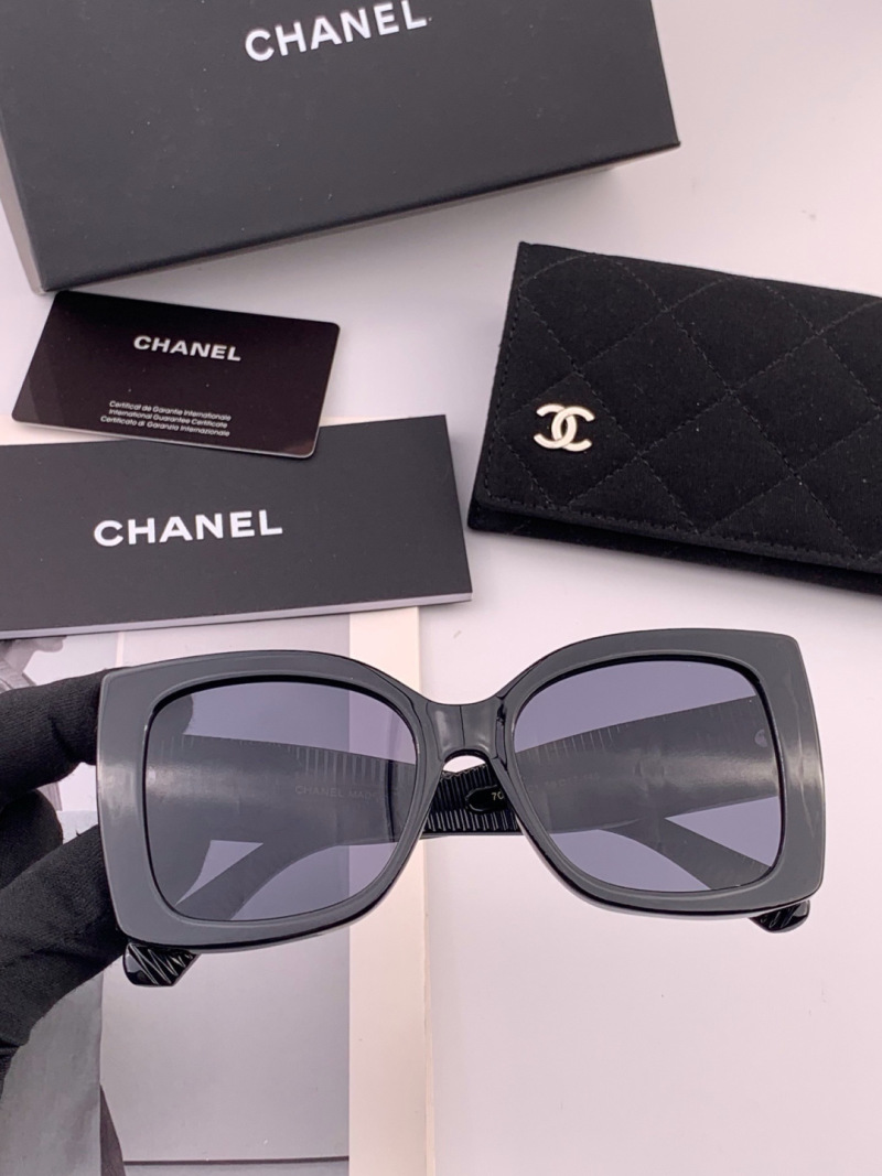 Черные солнцезащитные очки в квадратной оправе Chanel