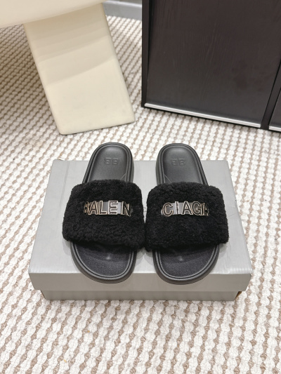 Шлёпанцы Balenciaga с меховым декором