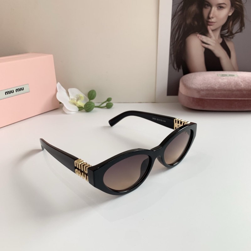 Солнцезащитные очки Miu Miu с золотистым декором