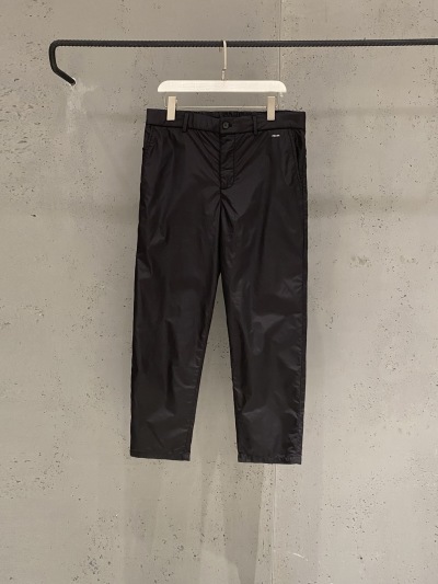 Чёрные брюки Prada с логотипом