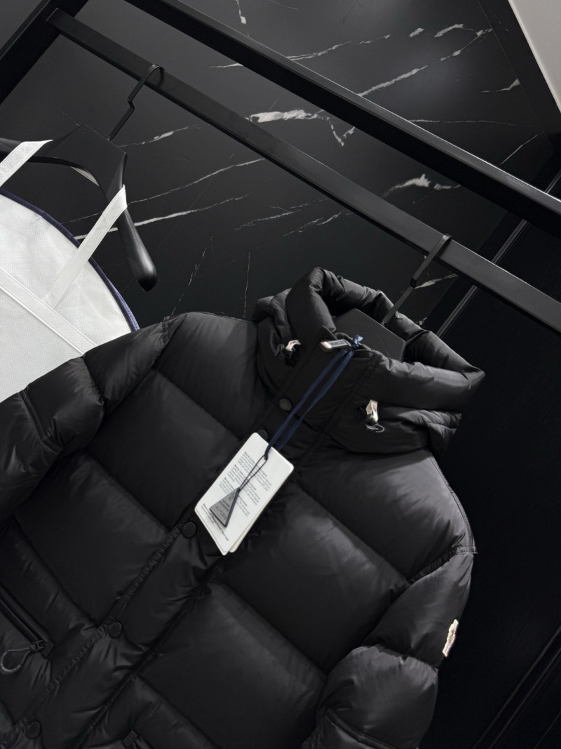 Пуховик Moncler