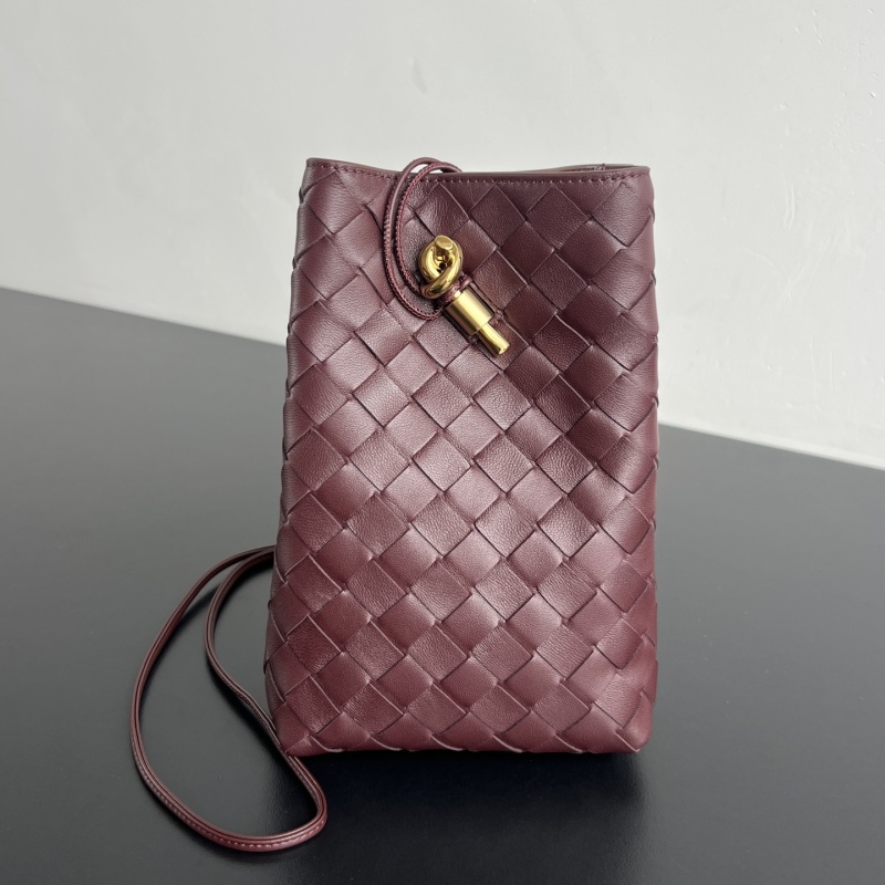 Вертикальная сумка-клатч в технике плетения Bottega Veneta
