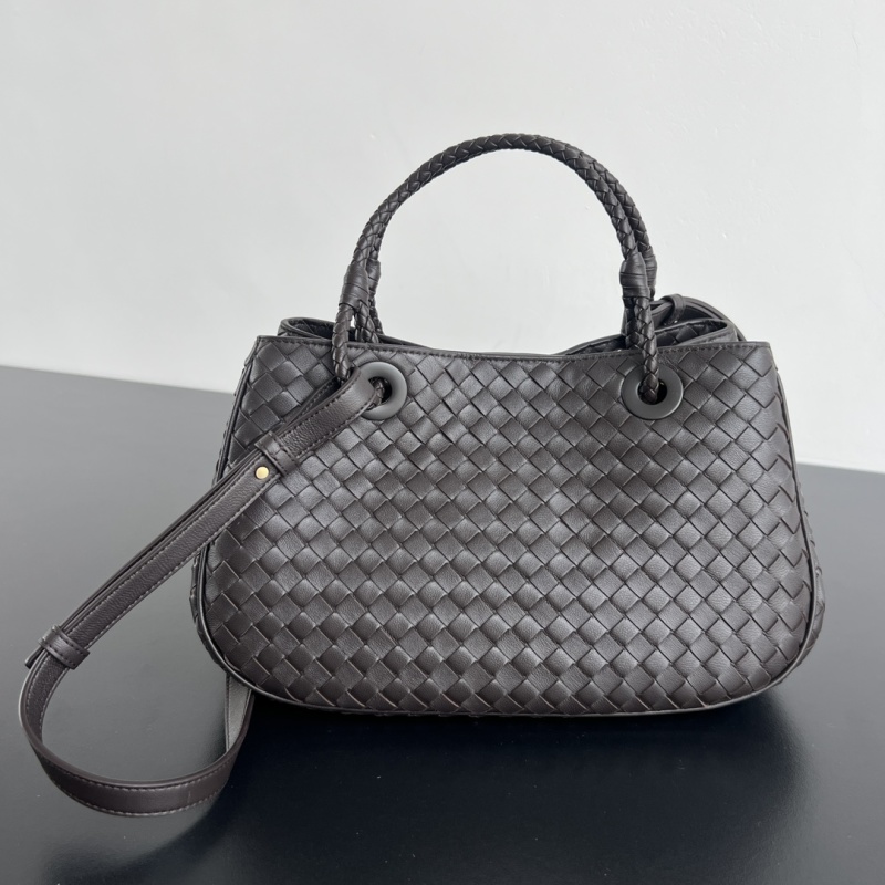 Черная плетеная сумка Bottega Veneta с ручками
