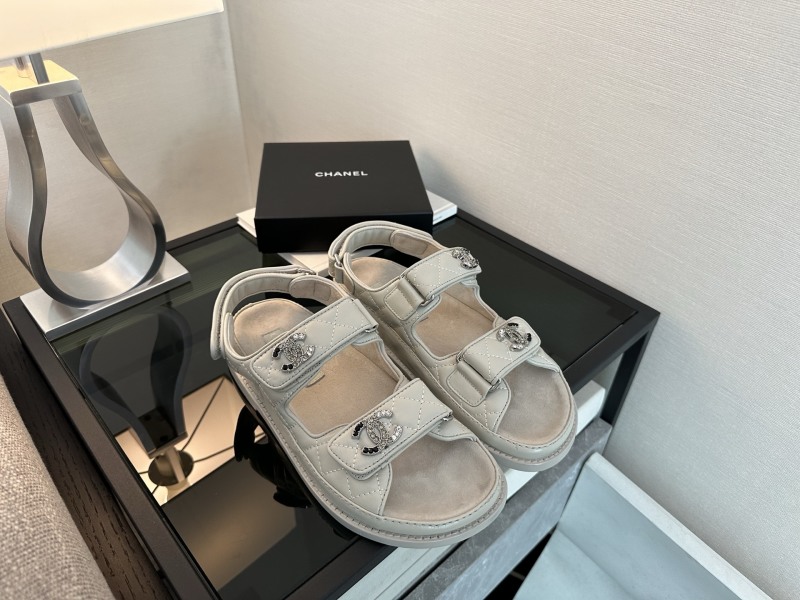Сандалии женские белые с логотипом и стеганым рисунком Chanel