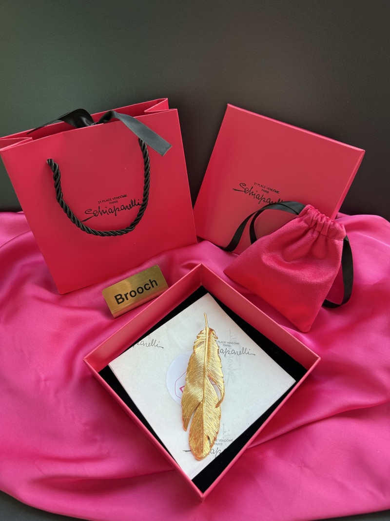 Брошь в виде пера Schiaparelli