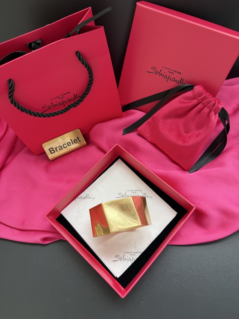 Золотистый браслет Schiaparelli