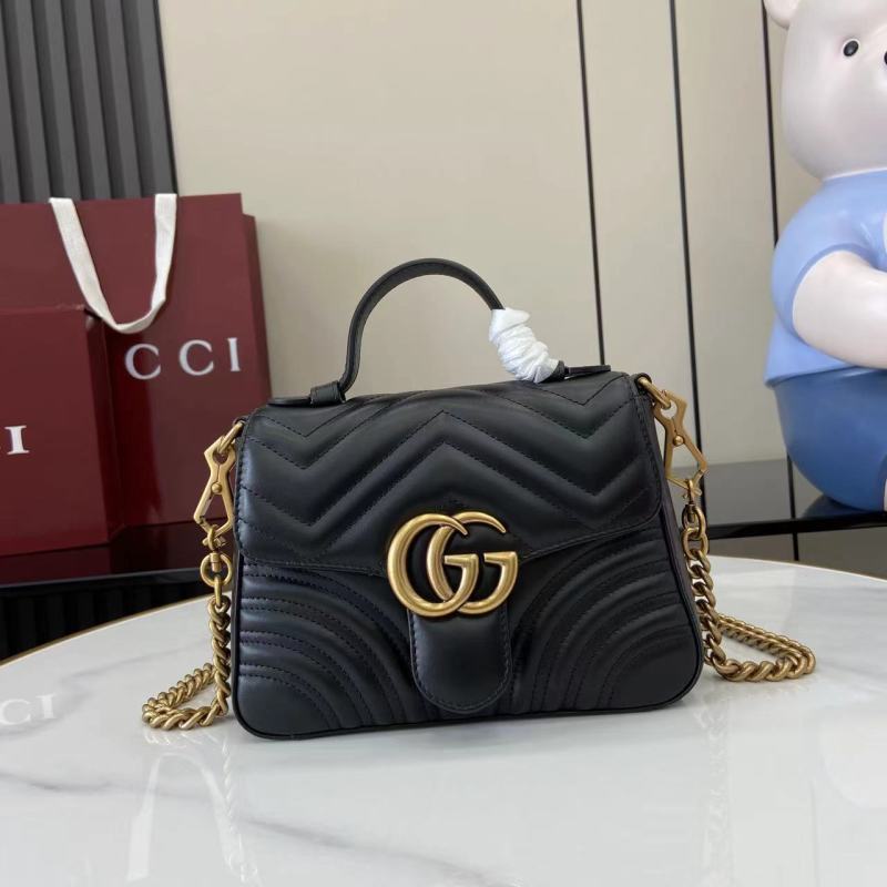 Черная сумка Gucci с золотой фурнитурой