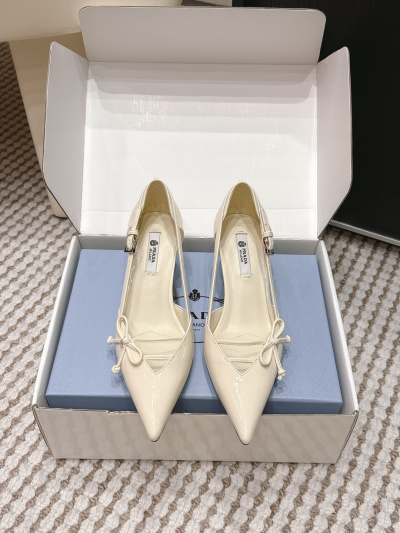 Женские туфли Prada на среднем каблуке