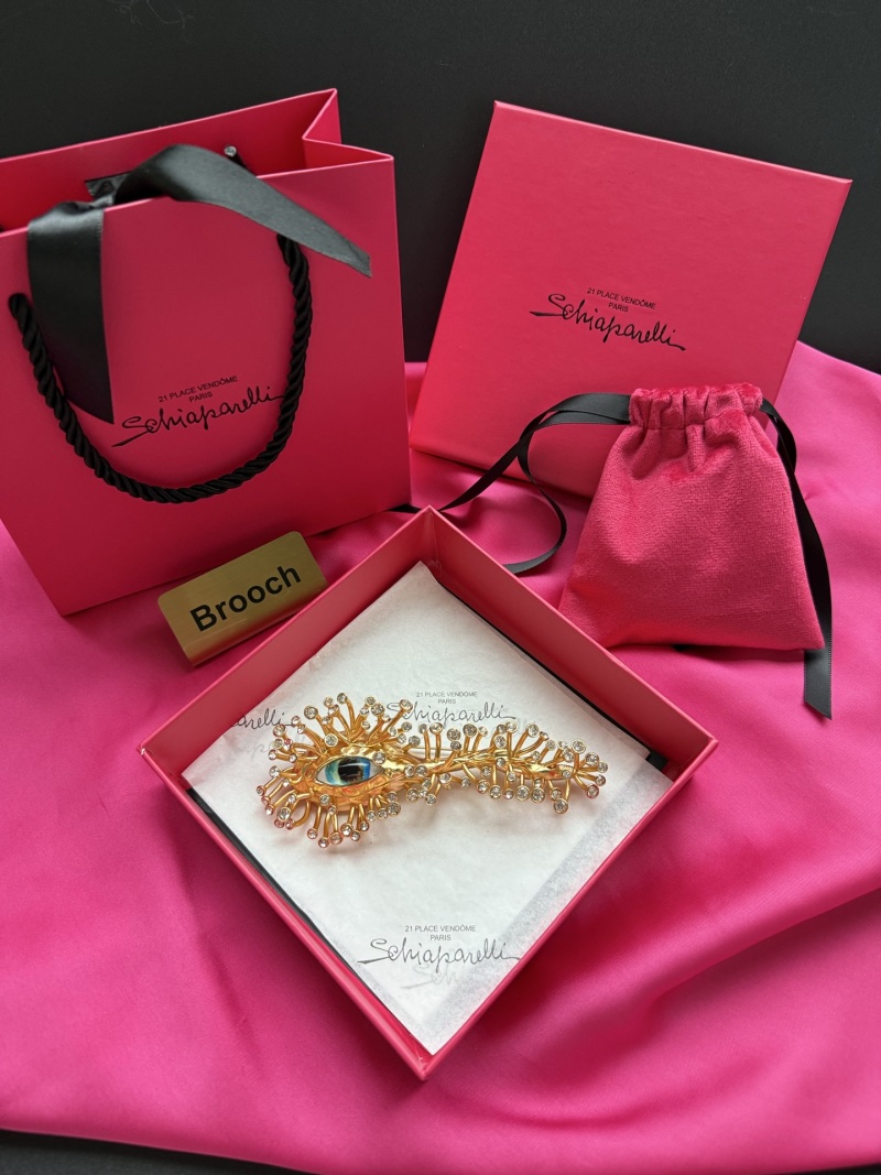Брошь Schiaparelli с глазом
